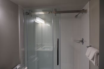 Standard Room, 1 King Bed, Non Smoking (Shower Only)