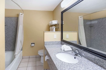 Business Room, 1 King Bed, Accessible, Non Smoking (Accessible Tub)