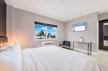 Superior Room, 1 King Bed, Beachfront
