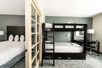 Suite, Multiple Beds, Non Smoking, Refrigerator & Microwave
