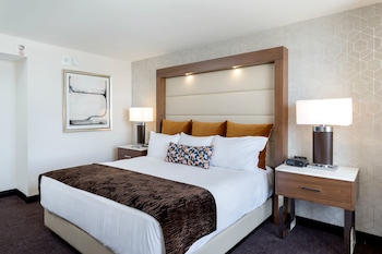 Premier Room, 1 King Bed, City View