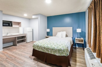 Room, 1 Queen Bed, Non Smoking (Efficiency, Upgrade)