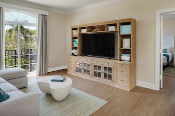 Standard Suite, 1 King Bed with Sofa bed (Standard View)