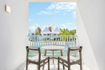 Room, 2 Queen Beds (Pool View)