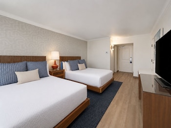 Room, 2 Queen Beds, Beachfront