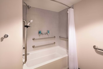 Room, 1 King Bed, Hearing Accessible (Roll-in Shower)