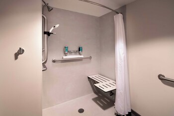 Room, 1 King Bed, Hearing Accessible (Roll-in Shower)