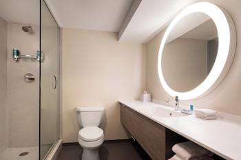 Room, 1 King Bed (Hearing Accessible)
