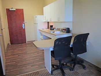 Room, 1 Queen Bed, Non Smoking, Kitchen