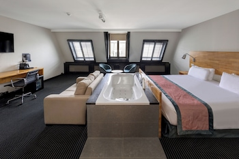 Junior Suite, Hot Tub (Single Use)