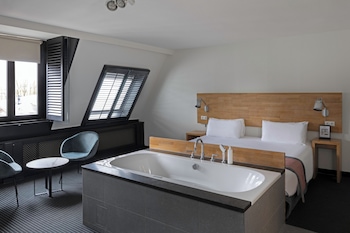 Junior Suite, Hot Tub (Single Use)