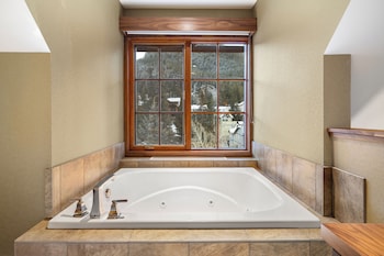 Corner Suite with Spa Bath