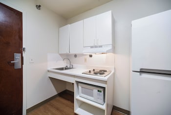 Studio, 1 Queen Bed, Non Smoking (Roll-In Shower)