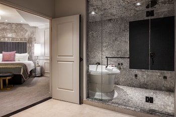 The Scandal Suite, 1 King, Strip View