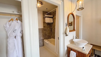 Deluxe Room, 2 Queen Beds (Deluxe 2 Queens)