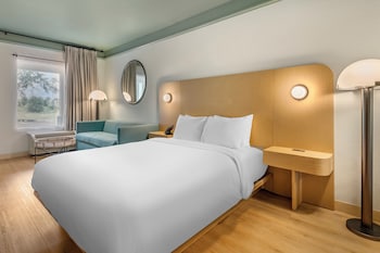 Standard Room, 1 Queen Bed, Accessible Bathtub (Mobility)