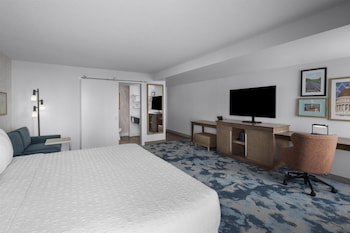 Studio, 1 King Bed, Non Smoking, Refrigerator
