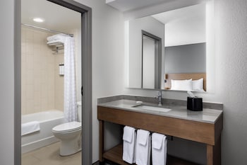 Standard Room, 1 King Bed, Accessible, Bathtub