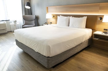 Suite, 1 King Bed with Sofa bed, Non Smoking