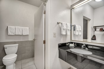 Room, 1 King Bed (Mobility Accessible, Tub)