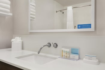 Room, 2 Queen Beds, Bathtub