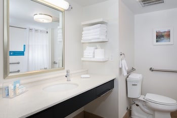 Room, 1 King Bed, Mobility Accessible, Microwave (Roll-in Shower)