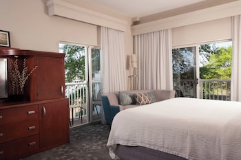 Room, 1 King Bed with Sofa bed, Balcony, Corner (Water View, Windows on 2 Sides)
