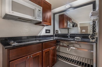 Deluxe Room, 2 Queen Beds, Smoking, Kitchenette