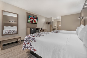 Deluxe Room, 2 Queen Beds, Smoking, Kitchenette