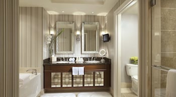 Octavius Executive Fountain View Suite King