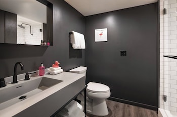 Room, 1 King Bed (Hearing Accessible)