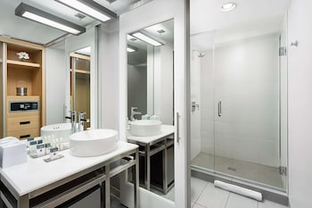 Room, 2 Queen Beds, Mobility Accessible, Balcony