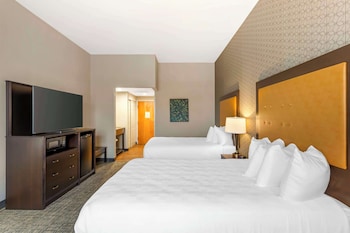 Standard Room, 2 Queen Beds, Non Smoking, Refrigerator & Microwave (1st Floor)
