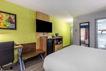 Standard Room, 1 Queen Bed, Non Smoking, Refrigerator & Microwave