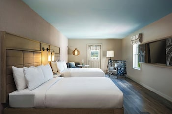 Deluxe Room, 2 Queen Beds, Terrace (Hearing Accessible)