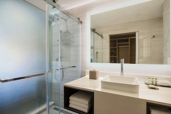 Deluxe Room, 2 Queen Beds, Terrace (Hearing Accessible)