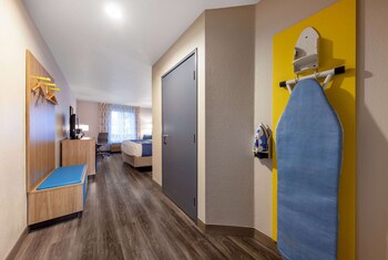 Room, 1 King Bed, Accessible, Non Smoking (Mobility, Roll-in Shower)