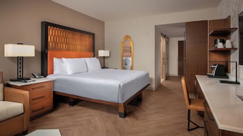 Tower Water View King bed