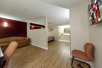 Superior Room, 1 King Bed, Non Smoking, Poolside