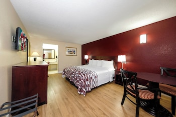 Standard Room, 1 King Bed, Non Smoking, Poolside