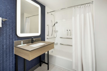 Room, 2 Queen Beds, Accessible Bathtub