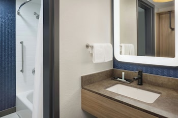 Room, 2 Queen Beds, Accessible Bathtub