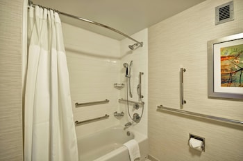 Room, 2 Queen Beds, Accessible Bathtub