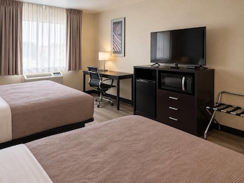 Room, 2 Queen Beds, Non Smoking, Pets Allowed