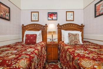 Twin Room, 2 Twin Beds, Shared Bathroom