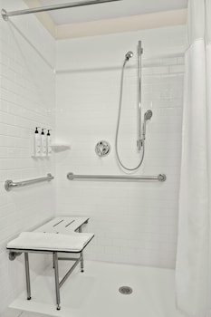 Room, 1 King Bed, Hearing Accessible (Roll-in Shower)