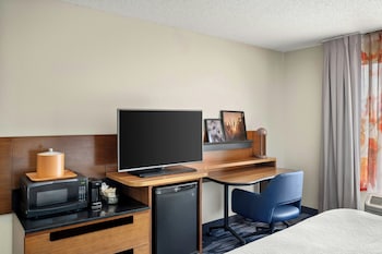 Room, 1 King Bed, Hearing Accessible (Roll-in Shower)