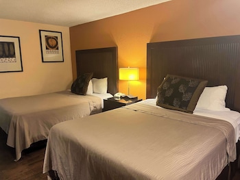 Deluxe Room, 2 Queen Beds, Non Smoking, Refrigerator & Microwave