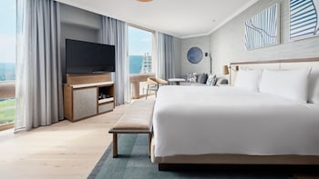 Suite, 1 King Bed, Non Smoking, City View (Corner)