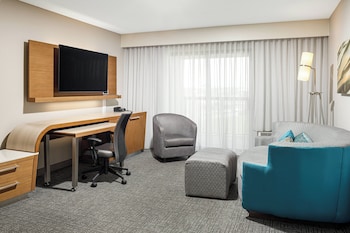 Suite, 1 King Bed with Sofa bed, Mobility Accessible (Accessible Bathtub)